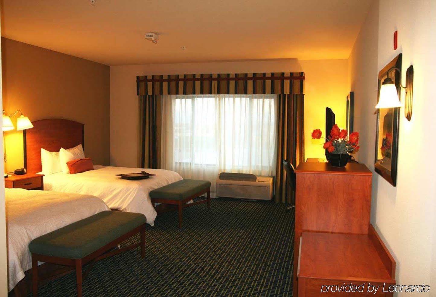 Hampton Inn & Suites Lancaster Room photo